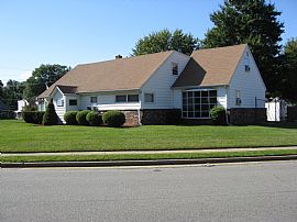 4 Large Bedrooms - 2 Full Baths in Edison, NJ (Photo 3 of 6)