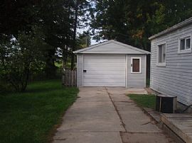 Cozy, Quaint 3 Bedroom Available in Mount Clemens, MI (Photo 2 of 6)