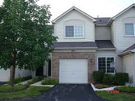 Beautiful 2 BR Town Home, Quiet Neighborhood Near Train Station in Aurora, IL