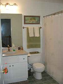 Beautiful 2 BR Town Home, Quiet Neighborhood Near Train Station in Aurora, IL (Photo 2 of 2)