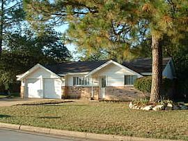 Quiet And Peaceful Woodland West Neighborhood in Arlington, TX
