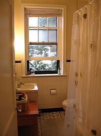 Gorgeous, Spacious Apartment, Hardwood Floors! Plenty Of Sun! in Philadelphia, PA (Photo 2 of 5)