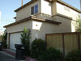 3 BR, 2.5 BA House On Main St. in Riverside, CA