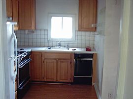 1100 Sq. Ft. Top Floor Duplex Flat With Extras! in Oakland, CA