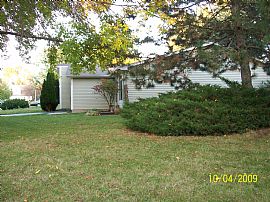 Gorgeous 2 BR, 1 BA Duplex, 1 Car Garage, 204 Schools! in Aurora, IL (Photo 3 of 5)