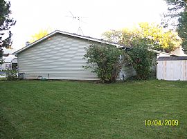 Gorgeous 2 BR, 1 BA Duplex, 1 Car Garage, 204 Schools! in Aurora, IL (Photo 4 of 5)