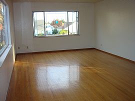 Charming 3 BR, 1 BA In Triplex in Oakland, CA