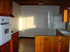 Charming 3 BR, 1 BA In Triplex in Oakland, CA (Photo 2 of 3)