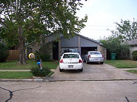 Cozy 3 Bedroom Home with New Carpet and New Appliances in Houston, TX (Photo 2 of 2)