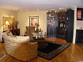 Large Room For Rent in Woodland Hills - $750 in Woodland Hills, CA (Photo 2 of 6)