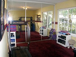 Large Room For Rent in Woodland Hills - $750 in Woodland Hills, CA (Photo 4 of 6)