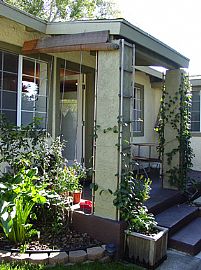 Modern 2 BR, 2 BA Bungalow With Fenced Yard in Los Angeles, CA (Photo 2 of 6)
