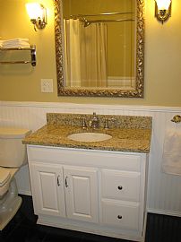 Historic Downtown 1 BR, 1 BA Suite Fully Furnished W/Mtn Views in Asheville, NC (Photo 7 of 8)