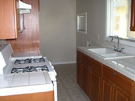 Nicely Remodeled 1 BR, 1 BA Duplex For Rent With Gardener in Los Angeles, CA (Photo 2 of 6)