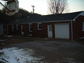 NICE 2-3 BEDROOM BRICK HOME WITH EAT-IN KITCHEN in Goodlettsville, TN (Photo 2 of 12)