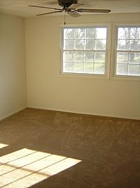 Large 3 BR, 2 BA Townhouse With Deck For Grilling in Abingdon, MD (Photo 5 of 7)