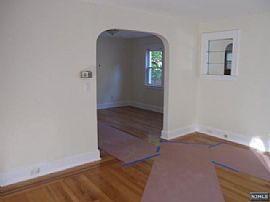 Beautiful 2 BR, 1.5 BA Colonial Style House. No Broker’s Fees in Teaneck, NJ (Photo 4 of 9)