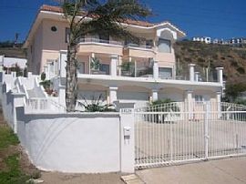 Beautiful 3 BR, 2 BA Ocean View Home Only $700 Per Month in Santa Ana, CA (Photo 2 of 6)