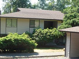 QUIET, SPACIOUS, CONVENIENT 2 BR, 1 BA APARTMENT in Kenmore, WA
