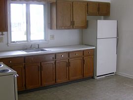 Cozy 3 BR, 1 BA Bargain Apartment In Upscale Suburb in Latham, NY (Photo 3 of 4)