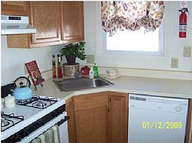 Spacious 2 Br, 1 Ba Townhouse Available For Immediate Occupancy in Middletown, RI (Photo 3 of 5)