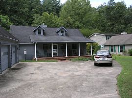 Fantastic 3 BR, 3 BA Home On The Cartcay River  in Ellijay, GA