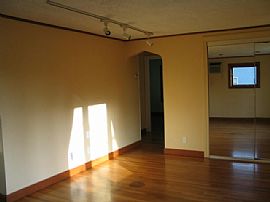 Sunny 2 Bedroom Home in Newton Highlands in Newton, MA (Photo 2 of 5)