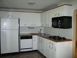 Sunny 2 Bedroom Home in Newton Highlands in Newton, MA (Photo 3 of 5)