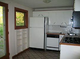 Sunny 2 Bedroom Home in Newton Highlands in Newton, MA (Photo 4 of 5)