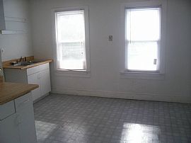 Cozy 3 BR, 1 BA House with Balcony in Cleveland, OH (Photo 2 of 3)