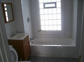 Cozy 3 BR, 1 BA House with Balcony in Cleveland, OH (Photo 3 of 3)