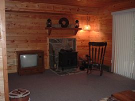 Private 2 Bedroom Log Home with End of Road Privacy and View in Franklin, NC (Photo 2 of 8)
