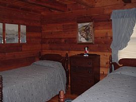 Private 2 Bedroom Log Home with End of Road Privacy and View in Franklin, NC (Photo 7 of 8)
