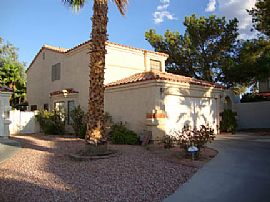 Beautiful 3 BR, 2.5 BA House with Pool and Jacuzzi in Henderson, NV