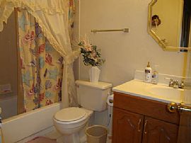 Beautiful 3 BR, 2.5 BA House with Pool and Jacuzzi in Henderson, NV (Photo 3 of 8)