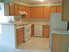 Conveniently Located 2 BR, 2 BA Condo on Top Floor   in Lakewood, CO (Photo 5 of 11)