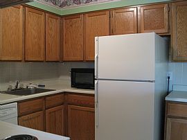 Conveniently Located 2 BR, 2 BA Condo on Top Floor   in Lakewood, CO (Photo 9 of 11)