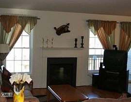 SPECIOUS TOWN HOUSE WITH  OPEN LIVING ROOM AND DINING ROOM  in Danbury, CT (Photo 2 of 4)