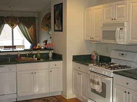 SPECIOUS TOWN HOUSE WITH  OPEN LIVING ROOM AND DINING ROOM  in Danbury, CT (Photo 4 of 4)