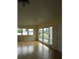 Gorgeous 3 Bedroom North Tacoma Home - NEW PRICE in Tacoma, WA (Photo 5 of 6)