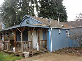 Quaint 2 Bedroom with Brick Patio Backyard that has RV Port in Vancouver, WA (Photo 2 of 12)