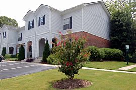 Beautiful 2 Bedroom Townhome with Stainless Steel Appliances in Norcross, GA (Photo 3 of 10)