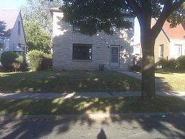 Spacious 2 Bedroom Apartment featuring Large Living Room in Milwaukee, WI