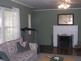 Charming 2 Bedroom House in Quiet, Well Established Neighborhood in Marysville, CA (Photo 3 of 8)