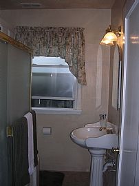 Charming 2 Bedroom House in Quiet, Well Established Neighborhood in Marysville, CA (Photo 4 of 8)