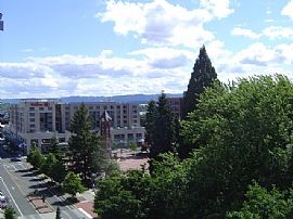 Sharp 2 Bedroom Corner Unit Condo with View in Vancouver, WA (Photo 4 of 12)