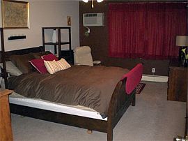 Stylish 2 Bedroom Condo in Convenient Location in Roseville, MN (Photo 2 of 4)