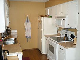 Stylish 2 Bedroom Condo in Convenient Location in Roseville, MN (Photo 3 of 4)