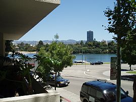 Cozy  Lake View Studio Condo with Large Balcony in Oakland, CA (Photo 2 of 10)
