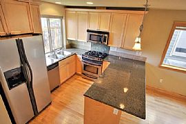 Beautiful 2 Bedroom Townhouse - Central District in Seattle, WA (Photo 4 of 10)